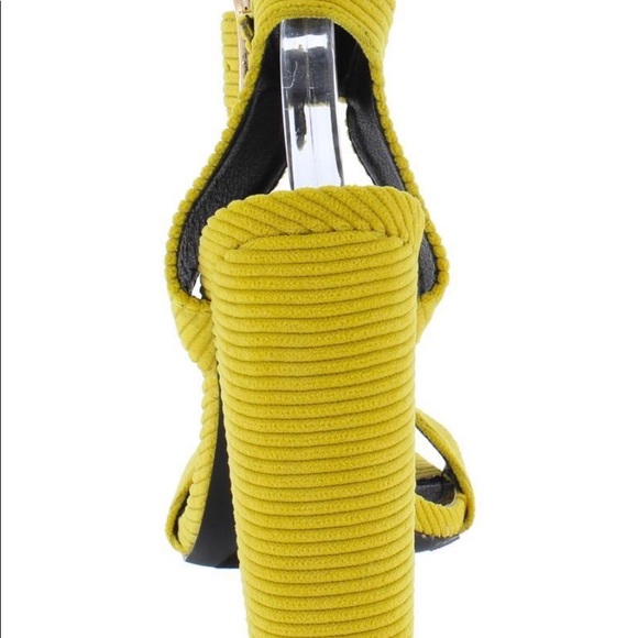 NWB Ribbed yellow heels with buckle - Picture 3 of 3